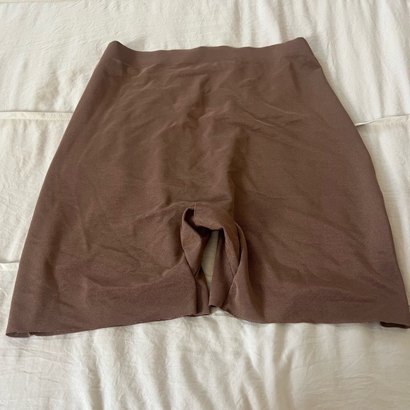 -Skims Sheer Sculpt Low Back Shorts - Picture 9 of 12